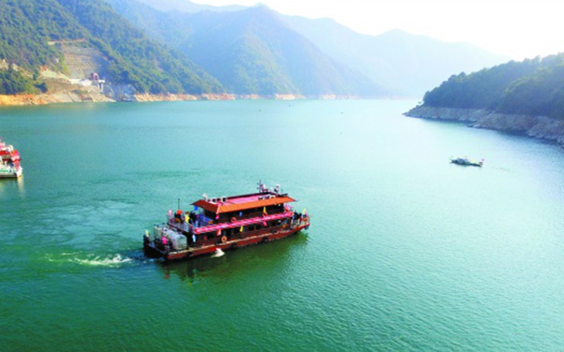 Barco de pasajeros Jinlongfang en el lago Dongjiang